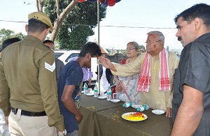 The Governor of Arunachal Pradesh Shri PB Acharya and State�s First Lady Smt Kavita Acharya celebrate the festive occasion of Holi with jail inmates, Jullang on 13th March 2017. 